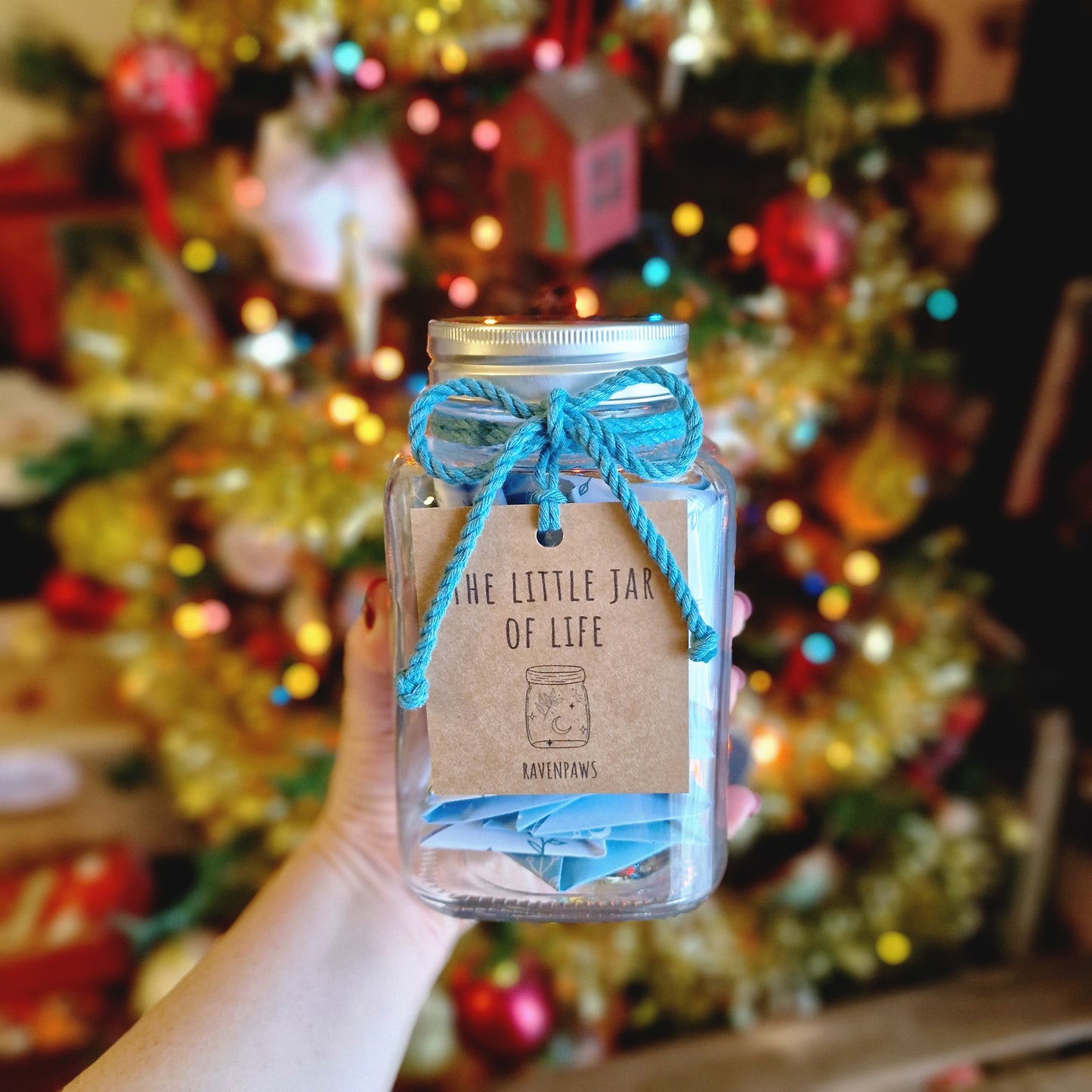 The Little Jar of Life. Χειροποίητο οικολογικό βαζάκι με origami φακελάκια με μηνύματα, σε χριστουγεννιάτικο φόντο.